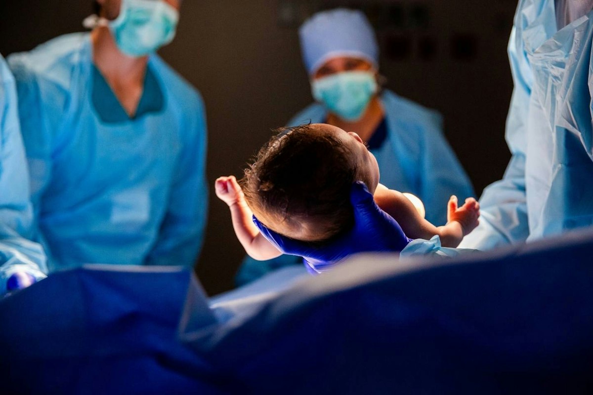 Pregnant woman rushed to ER in cardiac emergency, gives birth to ...