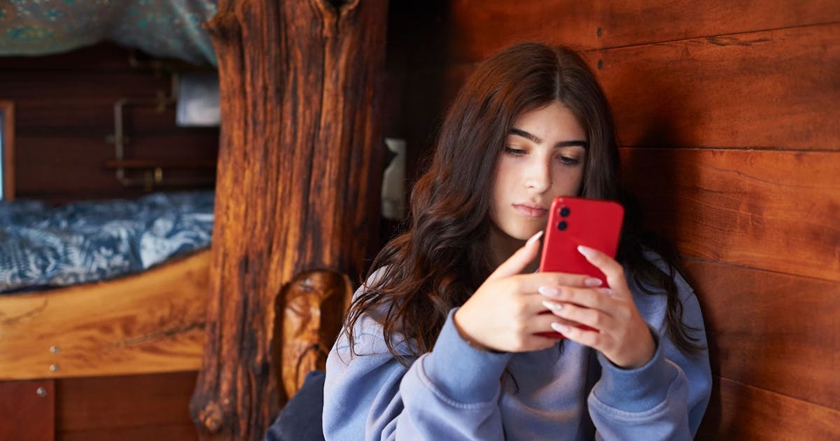 Are iPhones contributing to America’s falling birth rate?