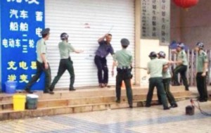 Chinese father confronted by the police on Tuesday (Photo: Weibo)