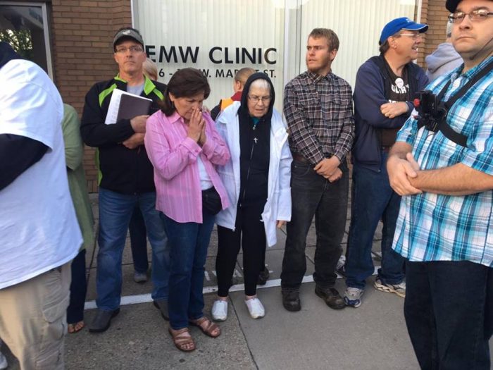 Eva Edl praying at EMW abortion clinic (image credit: Jordan Roose)