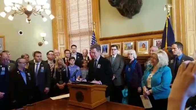 Kansas Governor Sam Brownback signs Simon's Law