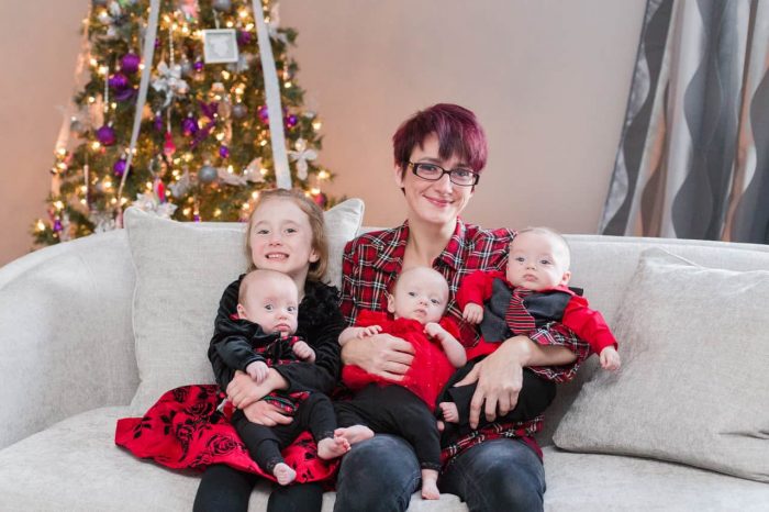 Janey and her triplets and 5-year-old daughter Christmas 2017