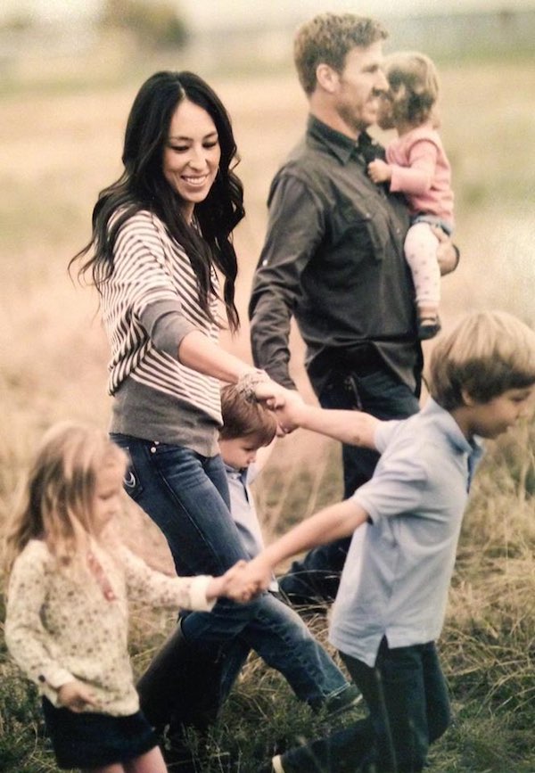 Chip and Joanna Gaines with four kids
