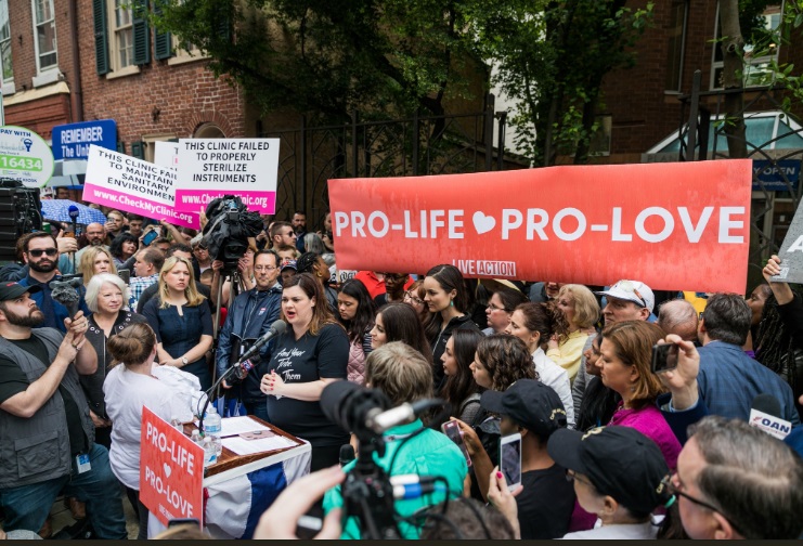 Image: Abby Johnson speaks to prolife rally at Planned Parenthood