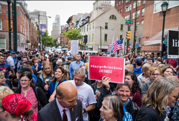 Image: Prolifers gather outside Planned Parenthood in Philadelphia